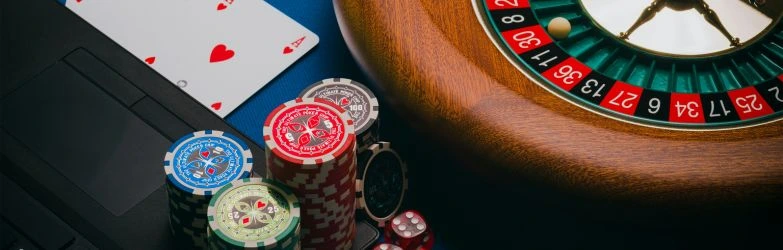 Spielkarten werden auf einem Tisch ausgeteilt