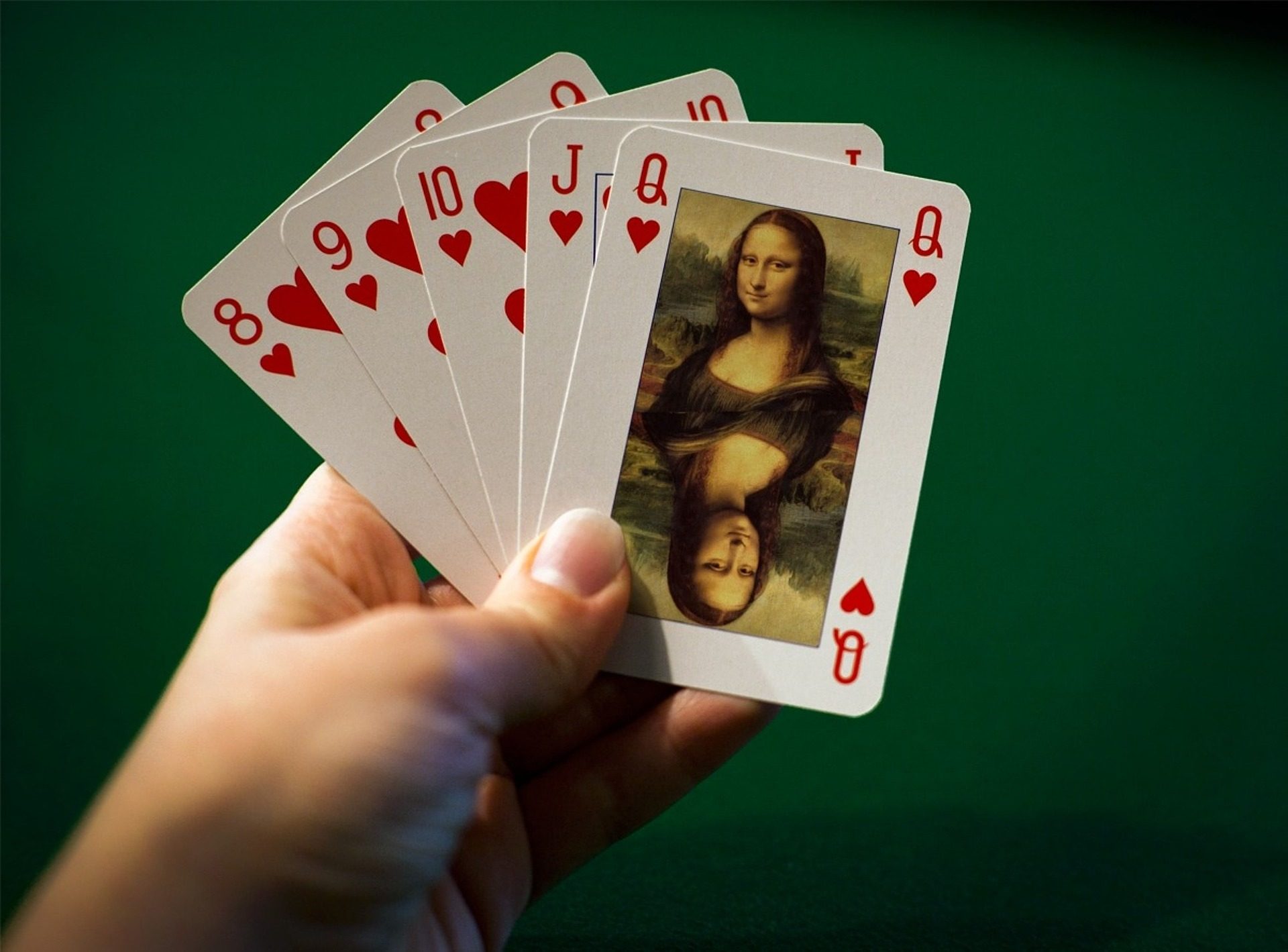 Jemand hält Karten in der Hand mit einem Bild von Mona Lisa